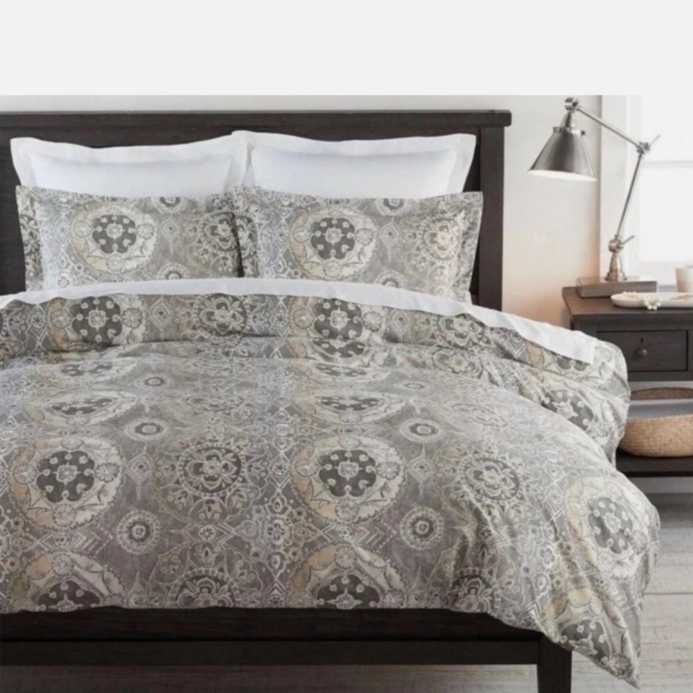 Like new Pottery Barn Jacquelyn Medallion Organic Sateen Duvet Cover & shams